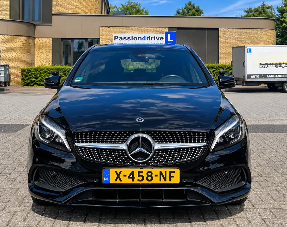 Zwarte Mercedes A-Klasse voor automaatrijlessen