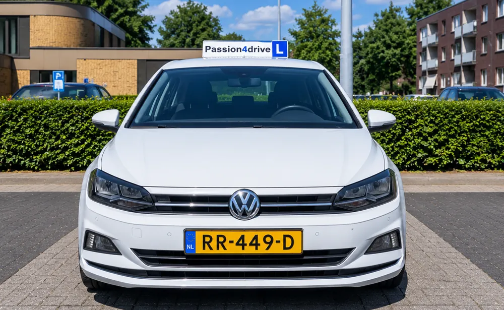 Witte Volkswagen lesauto van Passion4Drive voor schakelrijlessen